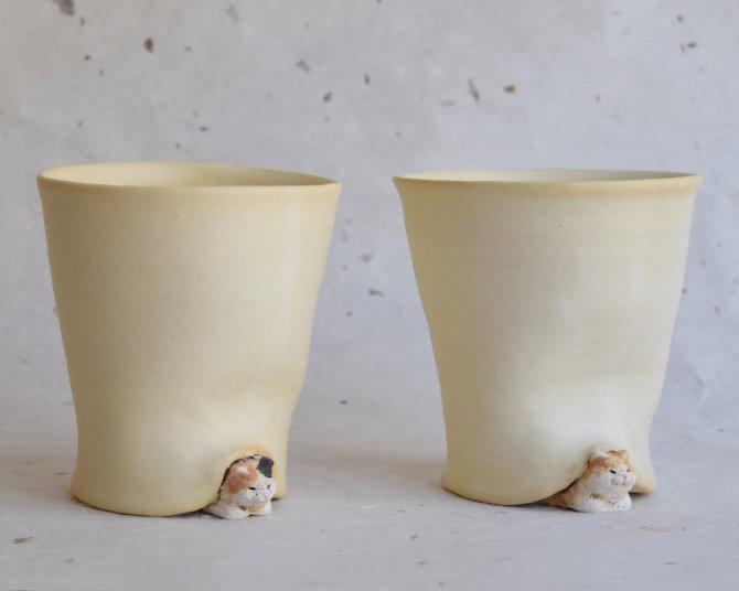 カップの下に座った猫が激かわ！裏まで作り込まれた猫陶器が話題