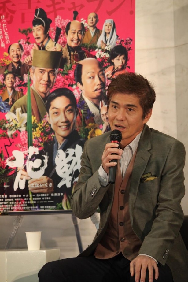 記者の笑いを誘った佐藤浩市