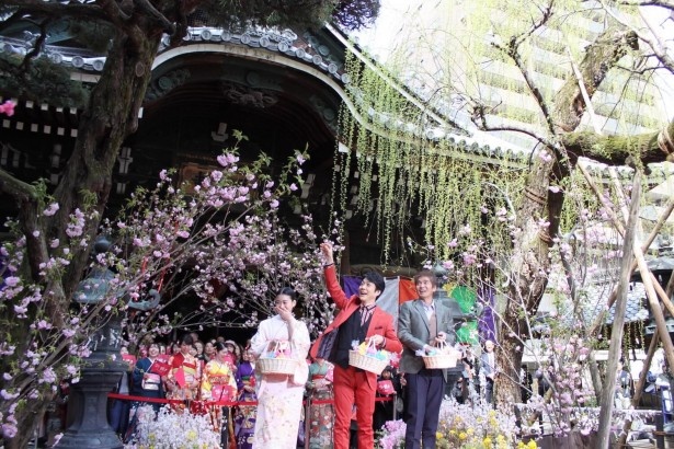 観客に「花の種」と「紅白餅」を投げ入れる3人