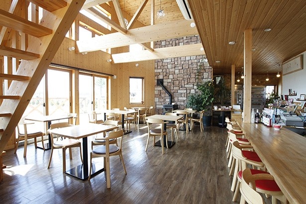 ファームレストラン　野島さんち/内観　木造りの落ち着く店内からは、のどかな田園風景が眺められる
