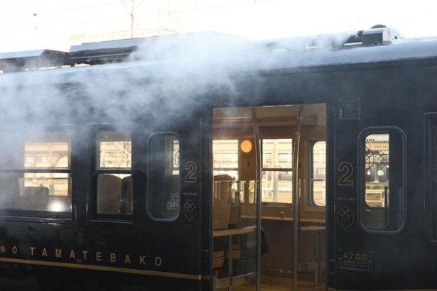 駅に到着すると「たまて箱」の煙に見立てたミストが噴射。非日常の旅の気分を盛り上げてくれる楽しい演出だ