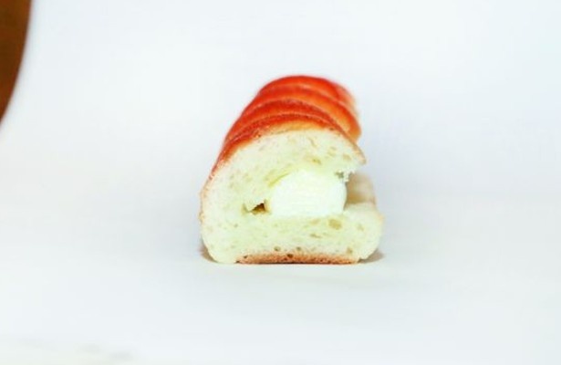 甘い生地が特徴的の「ミルクフランス」は、練乳多めのクリームをたっぷり絞っている/Boulangerie Koshuka