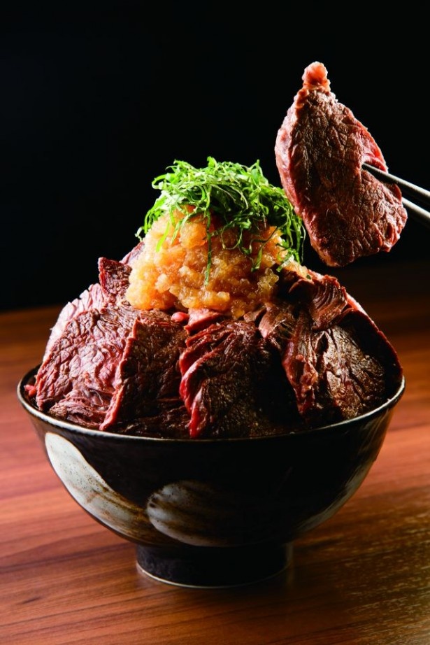1日限定5食だけの「元祖特盛 ステーキ丼(スープ付)」(940円)/1ポンドのステーキハンバーグ タケル 上野店