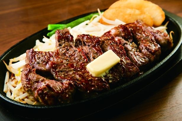 【写真を見る】肉の旨味をしっかりと感じる肩ロース肉“チャックアイ”を使った「プレミアムチャックアイステーキ W(250g)」(1820円)/1ポンドのステーキハンバーグ タケル 上野店