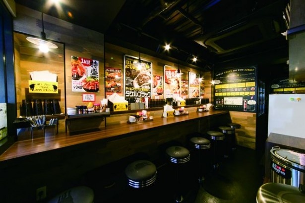 奥に広い店内。1日限定20食のカレー「タケルブラック」(380円)も評判/1ポンドのステーキハンバーグ タケル 上野店