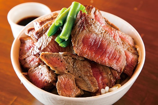 肉の量が300gとボリューム満点！「ガブスステーキ丼ダブル盛り」(税抜1080円)/東京ステーキ丼 ガブス