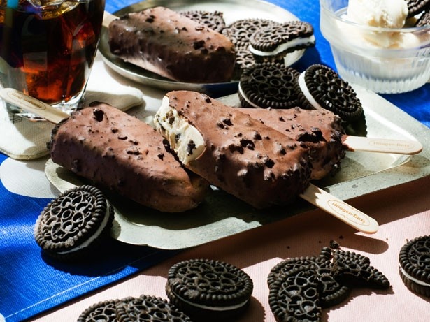 濃厚なバニラアイスクリームに、ほろ苦いチョコレートクッキーがマッチ！ハーゲンダッツ クランチークランチ「ダブルクッキー＆クリーム」(希望小売価格294円)