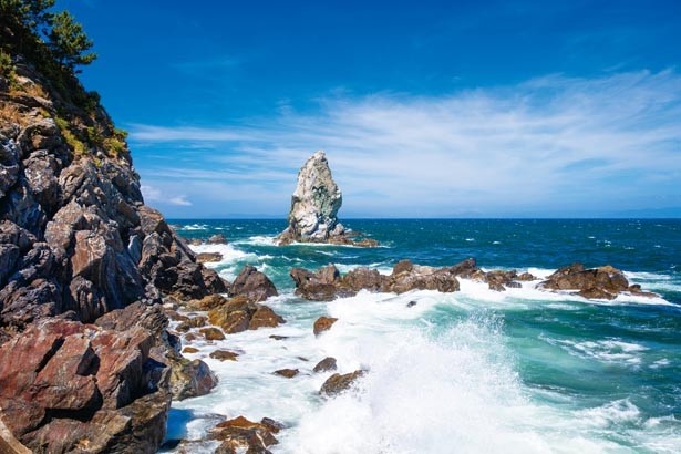 【上立神岩】海に浮かぶ高さ約30mの岩は、沼島のシンボル的存在/沼島おのころクルーズ