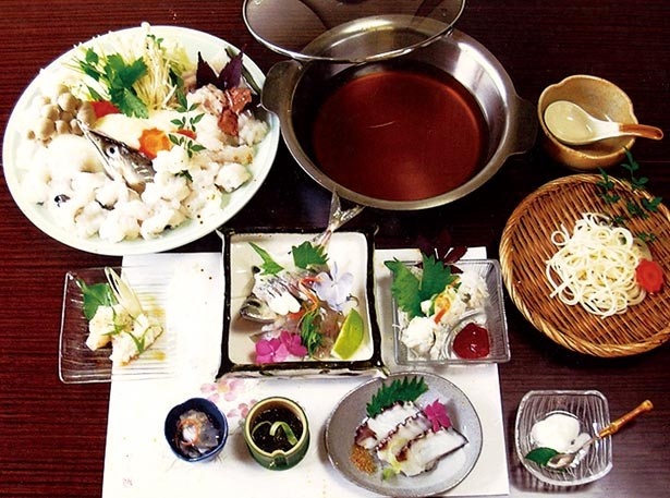 「鱧すき」(4320円・注文は2人から、要予約)。湯引き、天ぷらなどが付くコースは8400円から/民宿・割烹 しらさき