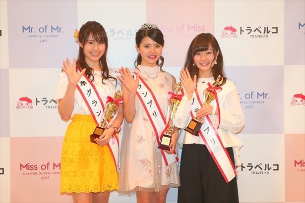 ミス オブ ミスに輝いた松田有紗さん(中央)、準グランプリの浅古あいりさん(左)、大迫瑞季さん(右)