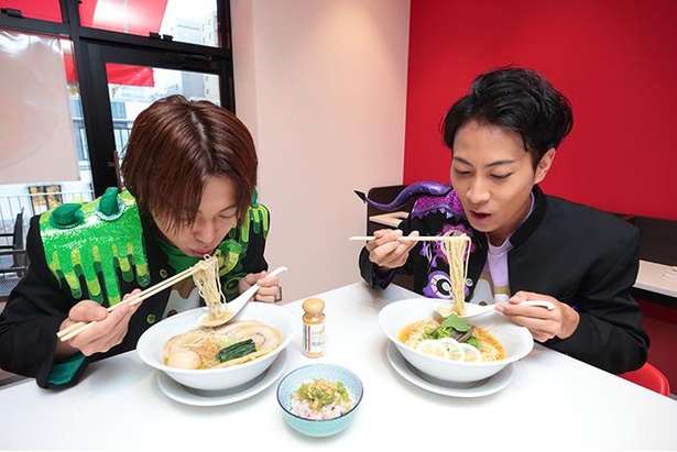 夢中でラーメンを食べる米谷(右)、中原(左)