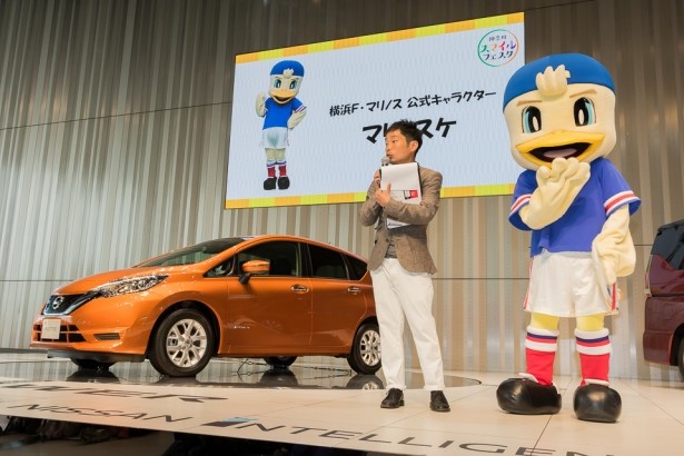 ホズミンとハイタッチで登場、横浜F・マリノスの公式キャラクター「マリノスケ」。ジャンケン大会のほか、会場に長く残ってみんなと記念撮影に気軽に応じていた
