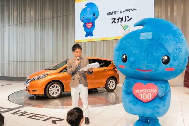 横須賀市キャラクターの「スカリン」。会場では子供たちの「なんで頭にヨットがあるの？」などの質問に笑顔で対応