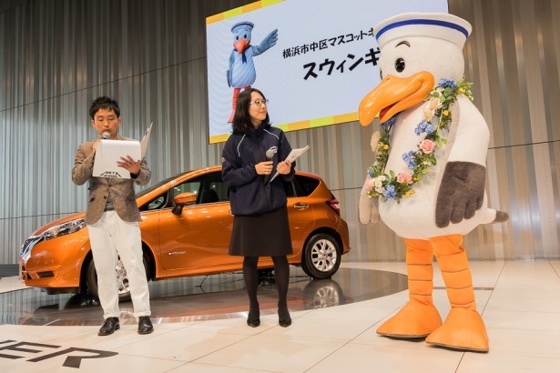 横浜市中区マスコットキャラクターの「スウィンギー」。この日は、3月25日から始まった「第33回　全国都市緑化よこはまフェア」にちなんで花の首飾り姿で登場