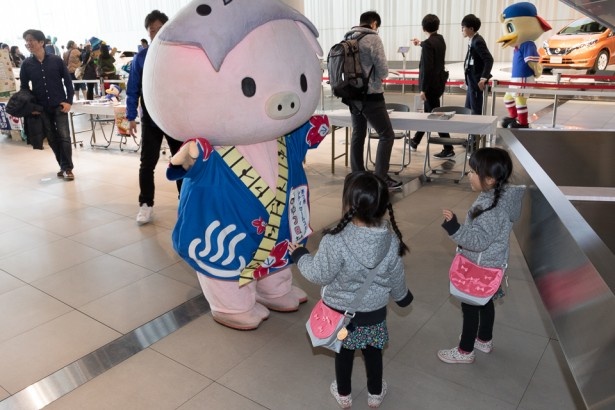 厚木市マスコットキャラクターの「あゆコロちゃん」。ピンクのかわいいブタさんだから、初めて会ったチビッコたちにも大人気だった
