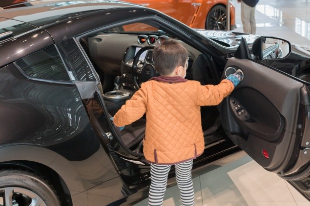 子供達も興味津々。ドア内部やハンドル、アクセルやブレーキなどを実際にタッチして体験できちゃう！