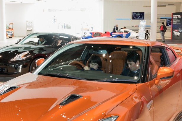 ギャラリーには最新の車はもちろん、レーシングカーやバリアフリーの車も