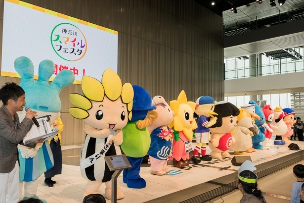 各キャラクターが一列に勢ぞろい…また、ざまりんが何かをしようとソワソワしてる?!