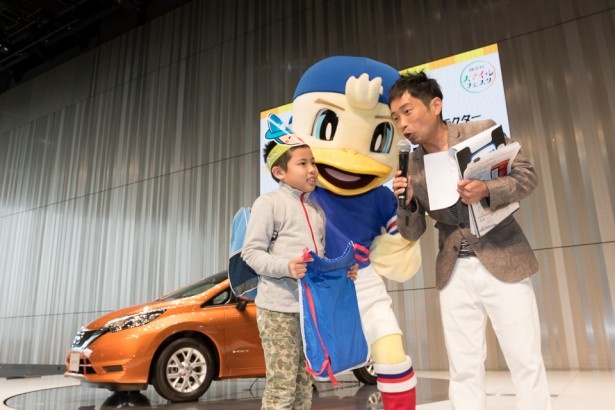 ジャンケンに勝った子に横浜F・マリノスグッズをマリノスケから進呈。イベント1のラッキーボーイだね！