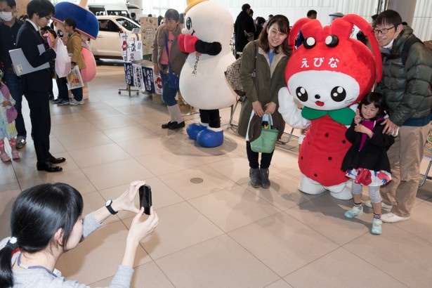 横浜ウォーカーで活躍中のプロのカメラマンが、お客さんの持参したケータイで「ハイ、チーズ」。いい記念になったね！