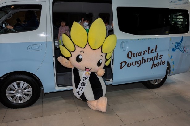 ざまりんは自由に会場を楽しんでます。この車は、ドラマ「カルテット」で登場した「カルテット　ドーナツ号」