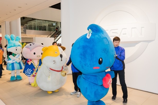 ステージに登場するのを待っているキャラクターたち。みんなポッコリバディだから、ゆっくりゆっくり歩きます