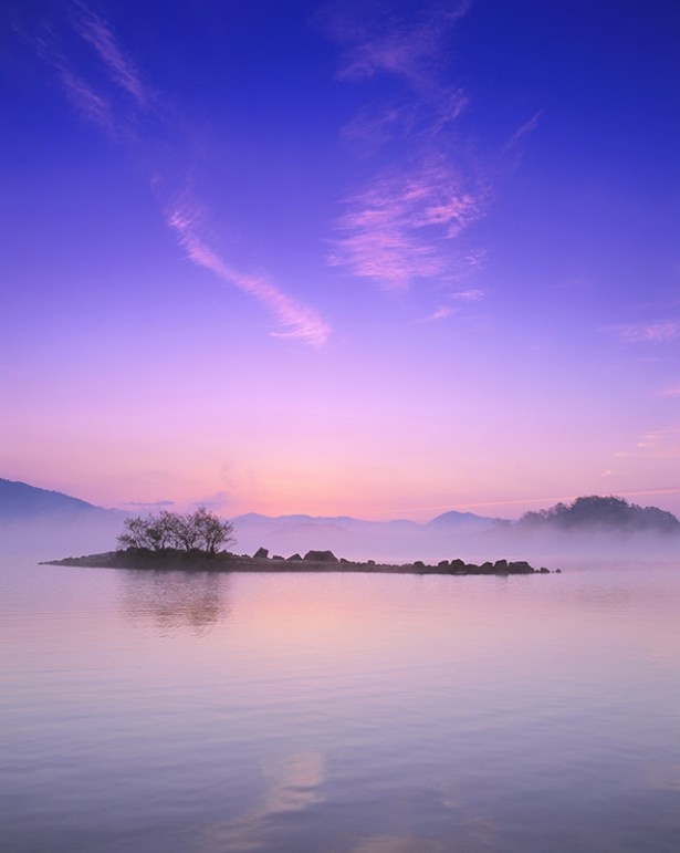 湖につかの間現れる東雲色の空「桧原湖(ひばらこ)の朝焼け」
