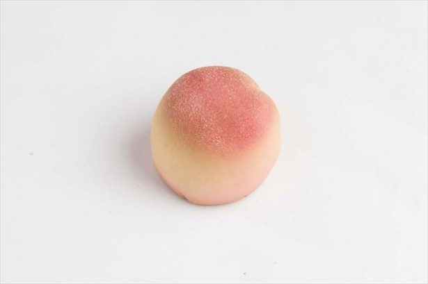 白あんにピーチゼリーが入ったまんじゅう「信玄桃」は、6個入りが291円