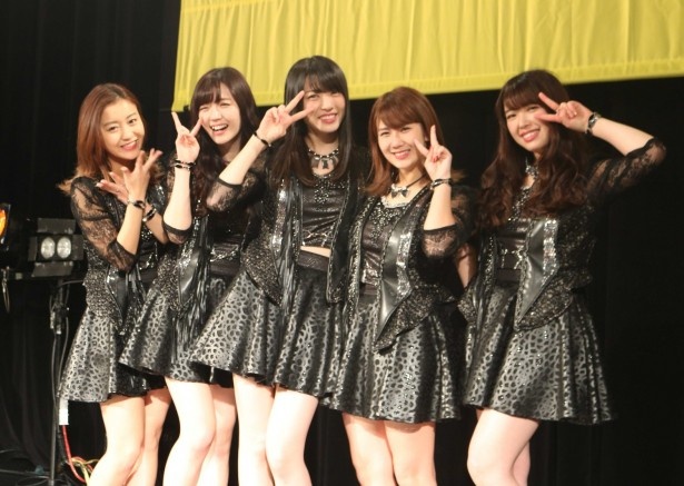 ラストシングル「To Tomorrow/ファイナルスコール/The Curtain Rises」の発売記念イベントを行った、℃-uteメンバー。左から萩原舞、鈴木愛理、矢島舞美(リーダー)、岡井千聖、中島早貴