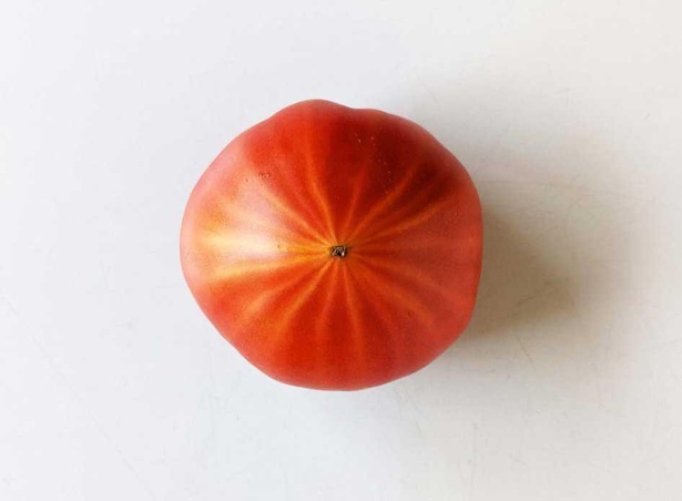 スターマークという放射状の筋が出ているトマトは、負荷がかかって甘く育った証