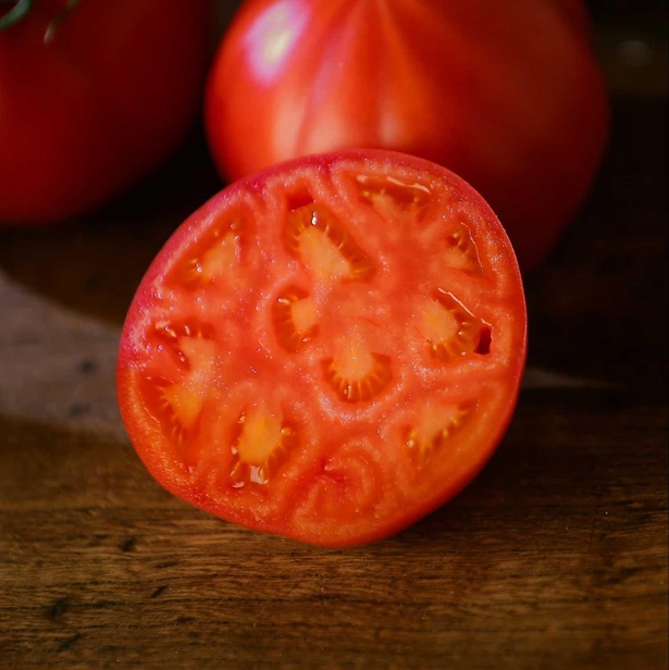 水を少なく、ギリギリの生育温度で育てた「越冬フルーツトマト」は身がギッシリ詰まっている