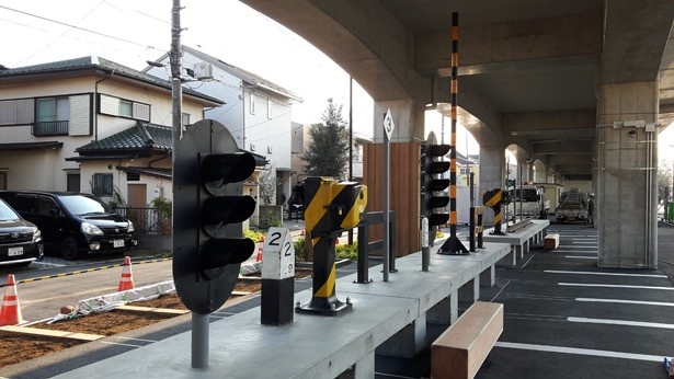 ベンチやテーブルの上には鉄道設備が展示されている