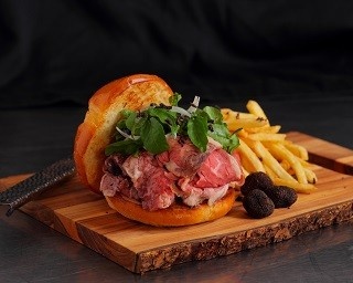 肉とトリュフのマリアージュ！「トリュフ・ローストビーフ・バーガー」がお得に