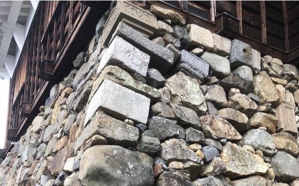 石垣に見られる角がしっかりしている石は、寺院で使われていた石造物を転用したもの。「転用石」と呼ばれ、珍しい