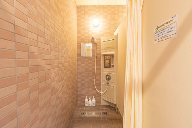 サニタリー棟のシャワールーム。シャンプーやボディソープも用意されている※大浴場休業期間は無料