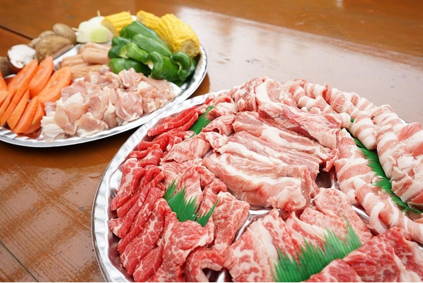 肉も野菜もたっぷり揃ったバーベキューセットC(7500円)は5日前までに予約を。牛・豚・鶏各400グラムにスペアリブ6本、ウインナー8本が入っており、ひと家族には十分なボリューム