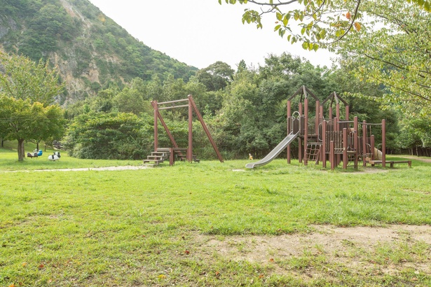 キャンプ場に隣接する青川公園。すべり台やターザンロープなどの遊具がある