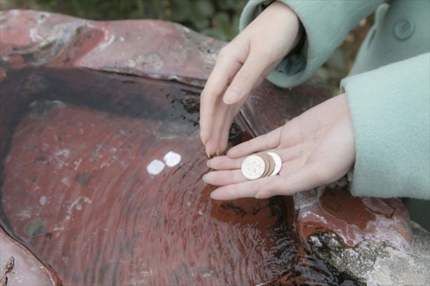 【写真を見る】庭にある「金運の湯」でお金を洗えば、良いことが起きるかも!?