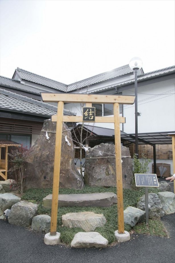 夫婦石｢結｣。絵馬に願いを書いて良縁を祈願