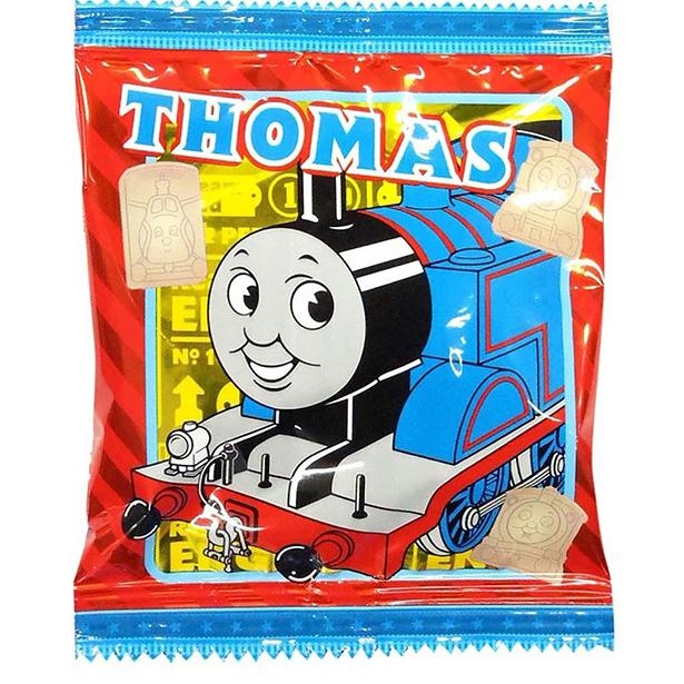 写真は、4連菓子のパッケージを切り離したうちのひとつ。「トーマス クッキー」(169円)