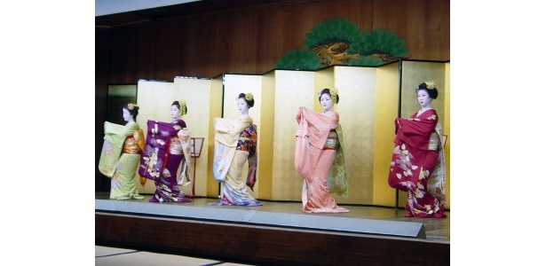 美しい京舞を披露。写真の演目は「祇園小唄」