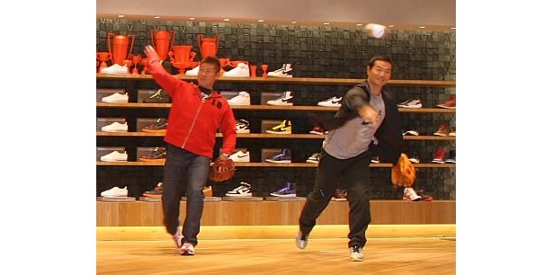 「NIKE フラッグシップショップ原宿」オープニング始球式で投球する松坂大輔投手と桑田真澄さん。この次の瞬間、失投に2人とも大爆笑！