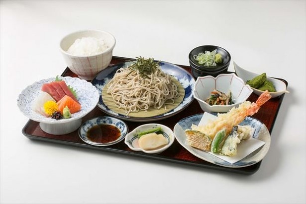 地産食材を使ったメニューを堪能することもできる。写真は「みはらし御膳」(1580円)
