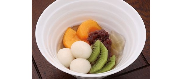 蕎麦茶房 楽の｢お蕎麦屋さんのあんみつ｣は、すっきりとした味わいの白みつをかけて、蕎麦の風味を味わおう