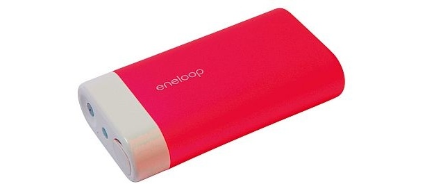 ｢eneloop kairo｣は、ほかにシャンパンゴールド、シルバー、ブラックも。PCにつなげて充電できるUSB対応