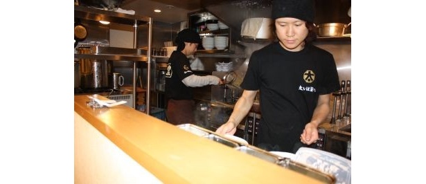 極太ラーメン専門店「太麺堂」の厨房