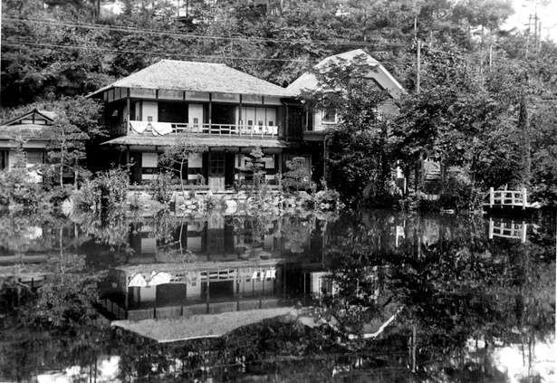 星のや軽井沢の前身である、星野温泉旅館。敷地内を流れる川を水力発電に利用していた