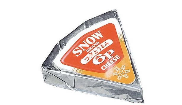 ｢雪印コクとうまみ6Pチーズ」の6個入りのうち1個が試食可能