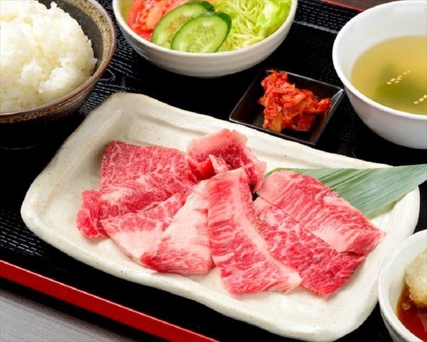 「熟成カルビ定食」は、ランチタイム限定で980円から500円になる