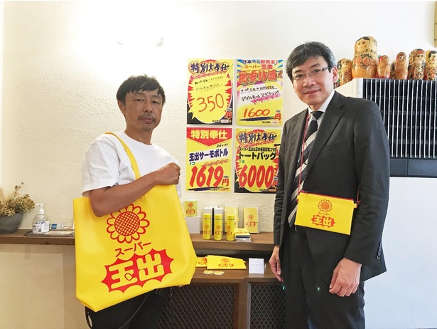 日本極東貿易の店主、竹内登さん(左)とスーパー玉出を運営する(株)フライフィッシュの取締役、國枝尚隆さん(右)